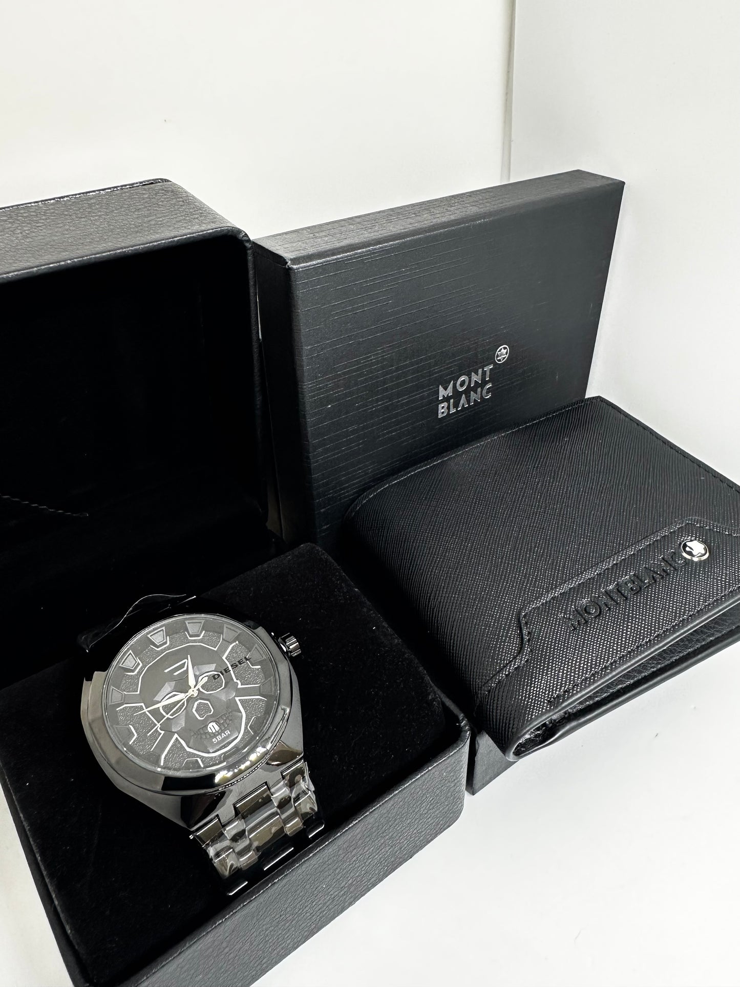 Reloj Dissel calavera + Billtera MontBlanc. RDBC06